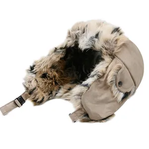 Winterwarme Trappermütze mit Kunstfell, Leopardenmuster-Futter und verstellbarem Riemen