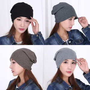 Berretti slouchy versatili in vari colori per la primavera e l'autunno, indossati da modella.