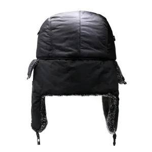 Klassische schwarze Winter-Trappermütze mit winddichter Schale und Plüsch-Ohrenklappen.