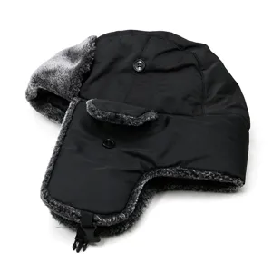 Schwarze Wintermütze mit warmem grauem Kunstpelzfutter für winddichten Schutz im Freien