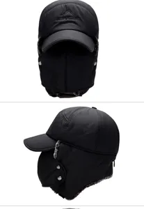 Vista dettagliata del cappello invernale nero antivento con paraorecchie e maschera.