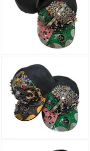 Detailansicht der Punk-Baseballkappe mit Strass, Kreuzen und Nieten auf dem Leder-Schirm.