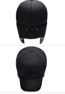 Vista dettagliata del cappello trapper nero antivento con logo e paraorecchie caldi