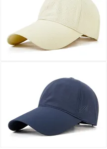 Vue rapprochée du tissu en maille respirante perforée sur ces casquettes de baseball.
