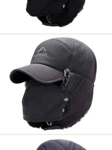 Primo piano di un cappello invernale grigio con maschera integrata e calda pelliccia