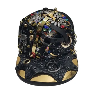 Schwere Punk-Baseballkappe mit bunten Strasssteinen und silbernen Totenkopf-Nieten