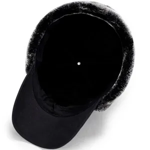Vista interna di un caldo cappello colbacco nero con fodera in ecopelliccia grigia.