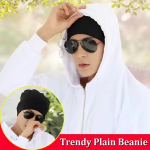 Berretto in maglia nera versatile da uomo, cappello caldo autunno inverno molto alla moda.