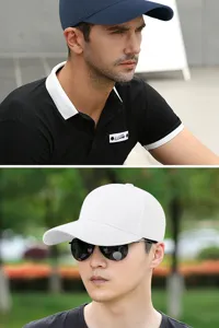 Hommes portant des casquettes de baseball bleu marine et blanches en plein air.