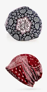 Vista dettagliata di due berretti in cotone leggeri con stampe floreali e motivi paisley