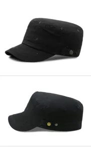 Gedetailleerd zijaanzicht van een zwarte vintage distressed katoenen militaire pet.
