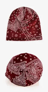 Vista dettagliata del berretto a bandana bordeaux paisley in cotone traspirante