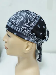 Cappello da pirata nero con stampa paisley su testa di manichino, dettaglio tessuto