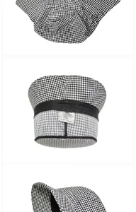 Vue détaillée du chapeau bob à carreaux noir et blanc avec étiquette d'entretien