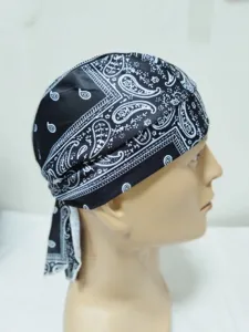 Dettaglio della trama paisley nero e bianco sulla bandana elastica da pirata per sport.