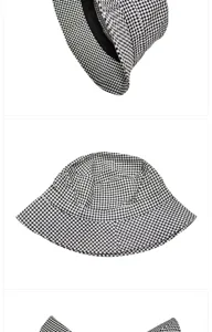 Gros plan du chapeau bob à carreaux noir et blanc montrant les détails du tissu