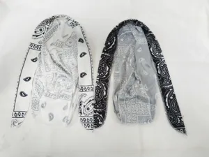 Coppia di durag con motivo paisley in bianco e nero, ideali per sport e stile hip-hop.