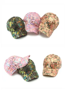 Gedetailleerde weergave van kleurrijke pailletten baseballcaps met geometrische motieven