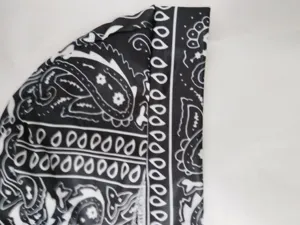 Dettaglio ravvicinato del motivo paisley bianco e nero su questo cappello pirata
