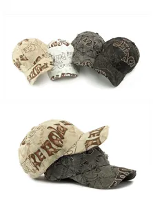 Detailopname van distressed baseballpetten met graffitiprint en gescheurde details