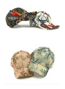 Stijlvolle collectie baseballpetten met vintage ketting- en levendige bloemenprints