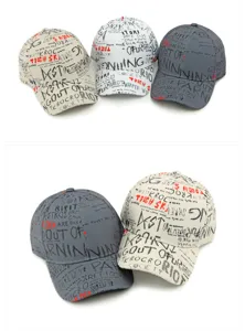 Gedetailleerde weergave van modieuze baseballpetten met graffiti- en letterprint.