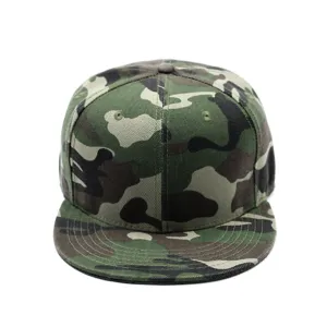 Klassieke woodland camouflage snapback baseballpet met platte rand op witte achtergrond