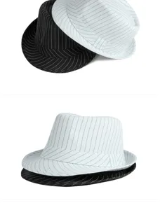 Dettaglio dei cappelli fedora traspiranti a righe bianche e nere in stile jazz vintage.
