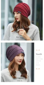 Detalle de gorros plisados en colores rojo y púrpura para el otoño y el invierno