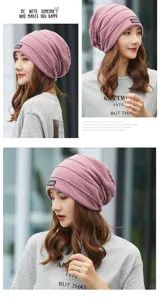 Vistas detalladas de un gorro rosa plisado usado por una modelo asiática en exteriores