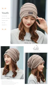 Detalle de cerca de un gorro de punto plisado caqui con textura suave de rayas
