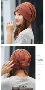 Vista detallada del gorro plisado marrón para mujer con textura arrugada y ajuste elegante
