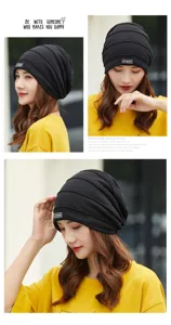 Vista detallada multiángulo de un elegante gorro beanie negro plisado usado al aire libre