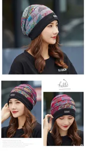Elegante gorro beanie plisado con flores para mujer con vuelta negra y parche decorativo.
