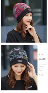 Primer plano de un gorro plisado para mujer con estampados florali y borde negro