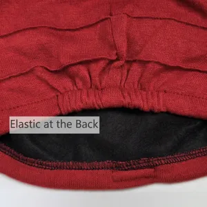 Primer plano de gorro rojo plisado con elástico trasero y forro polar negro cálido