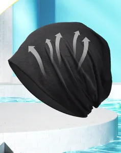 Primer plano de gorro de malla negra transpirable deportivo con flechas de secado