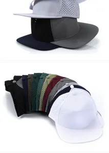 Berretti da uomo traspiranti in vari colori disposti a ventaglio su fondo bianco