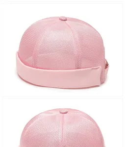 Détail du bonnet docker rose en maille respirante sans rebord pour un style estival décontracté