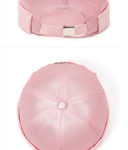 Détail de la casquette docker en maille rose respirante avec boucle en métal réglable.