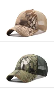 Gedetailleerde weergave van camouflage mesh baseballpetten in tan en olijfgroen