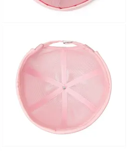 Vue intérieure du bonnet docker rose en maille respirante montrant les détails de couture