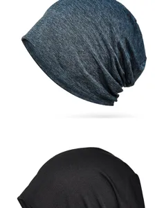 Primer plano de gorros deportivos de secado rápido en azul jaspeado y negro transpirable
