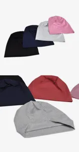 Vue détaillée de bonnets légers en coton disponibles en plusieurs couleurs et textures