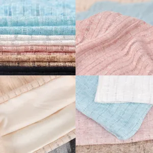 Dettaglio macro di tessuto a maglia sottile e traspirante per berretti unisex a righe