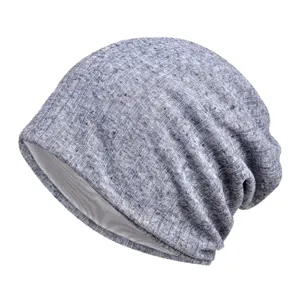 Berretto slouchy leggero e traspirante in maglia a coste a righe per uomo e donna.