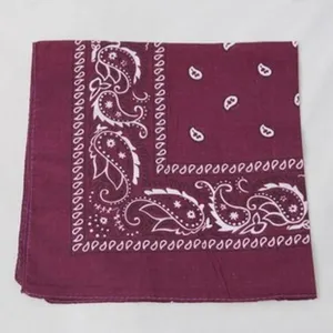 Primer plano del patrón clásico de cachemira blanca en un pañuelo bandana cuadrado granate