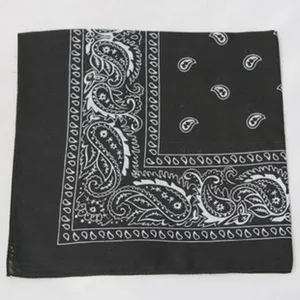 Detalle de pañuelo bandana negro con estampado paisley de flores de anacardo blancas
