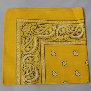 Vista de detalle de pañuelo bandana amarillo con patrón tradicional de cachemira