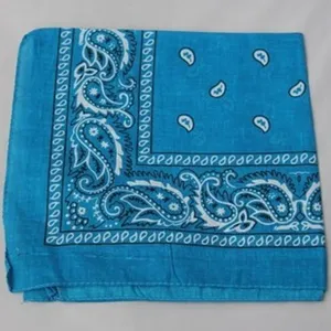 Primer plano de pañuelo bandana azul con estampado clásico de cachemira y detalles impresos.
